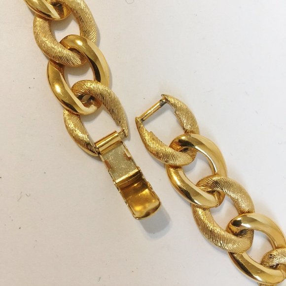 Napier Choker Link Chain Necklace Chunky Gold Tone Metal Smooth Textured Vintage - Picture 8 of 10